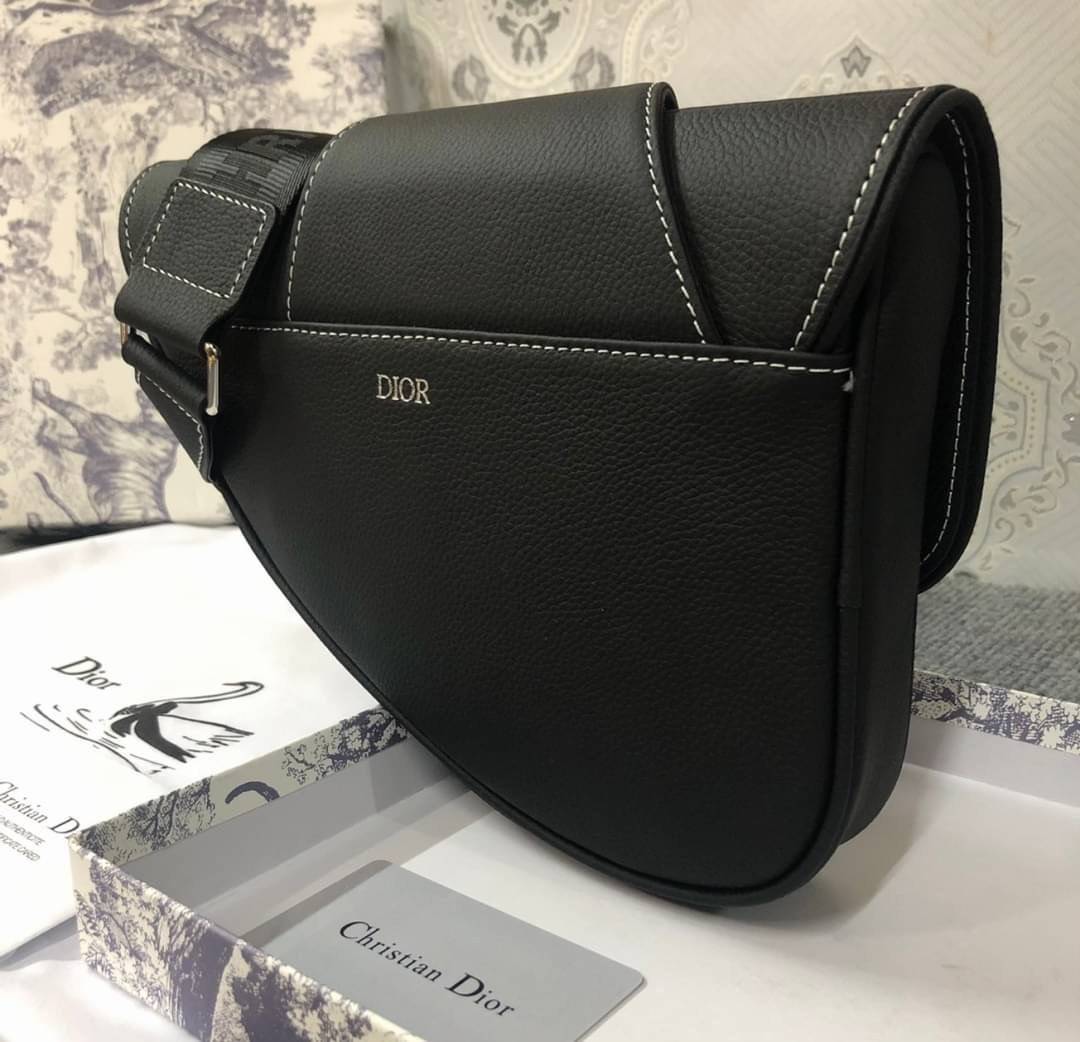 หนังแท้ Dior Shawn Stussy Saddle Crossbody Bag Printed Leather / Dior Waist Bag / Dior Belt Bag / Dior Saddle พร้อมส่งที่ไทย ภาพสินค้าถ่ายจากงานขายจริง ใช้งานต่างประเทศได้ค่ะ
