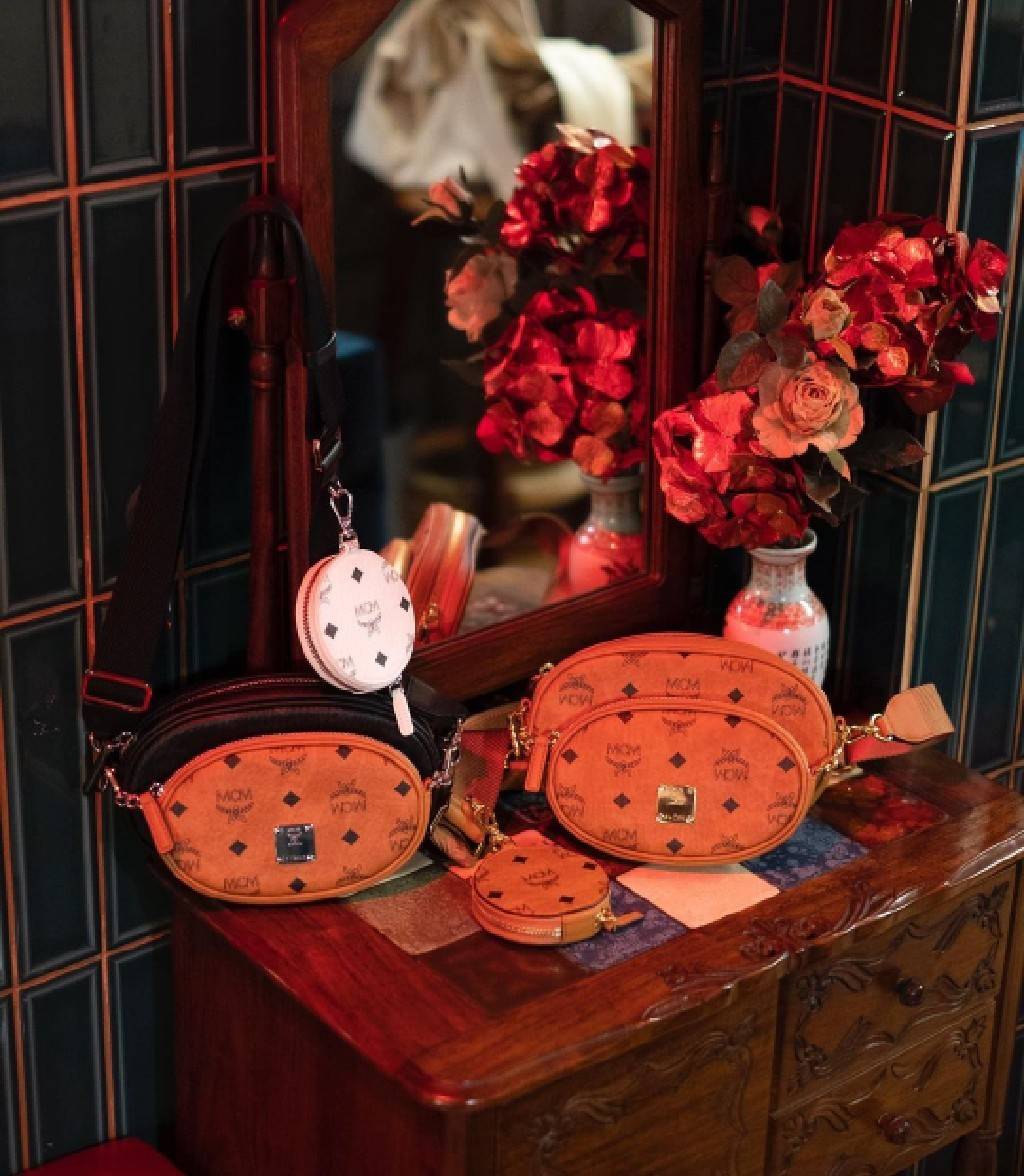 M.C.M ESSENTIAL MULTI POCHETTE BAG IN VISETOS หยุดไม่อยู่จริงๆ!! กระเป๋าสะพายมัลติฟังก์ชั่น เป็นไอเท็มที่รวมฟังก์ชั่นการใช้งานที่หลากหลายไว้ในรุ่นเดียว ดีไซน์กระเป๋าทรง pouch 3 ชิ้น สุดคุ้ม สามารถประกอบเข้าด้วย หรือแยกชิ้นใช้งานได้หมด