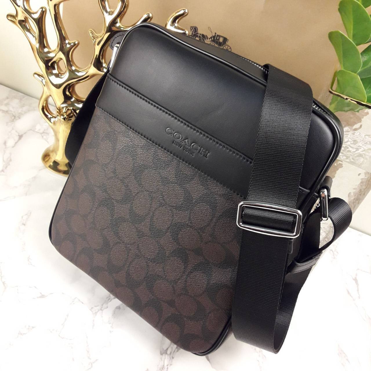 อมตะ ฆ่าไม่ตายจริงๆ กับรุ่นนี้!!😎//>>COACH CHARLES FLIGHT BAG(F54788)🍁สะพายข้าง ทรงสวย เป็นอีกรุ่น ที่ฮิตตลอดกาลไปเรียบร้อยแล้ว//วัสดุหนังแคนวาส สลับหนังแท้อย่างดี // ใช้ได้ทั้งชายและหญิง Unisexสุดๆ ใช้งานง่าย ทรงกล่อง จะสะพายเที่ยว 