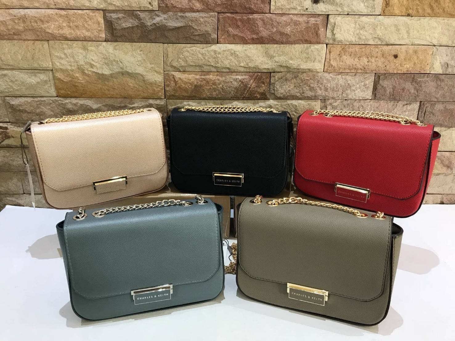 CHARLES & KEITH PUSH-LOCK CHAIN BAG กระเป๋าสะพายใบสวย เปิดปิดด้วยตัวล็อกที่ด้านหน้า ด้านในมีช่องซิป ช่องซิปเล็ก สามารถใส่ iPhone7+ ได้ ด้านหลังมีช่องเล็กใส่ของได้ รุ่นนี้จะสะพายแบบสายคู่ หรือ สายเดี่ยวก็ได้นะคะ มีมาให้เลือกสีสวยๆทั้งนั้นเลยค่ะ