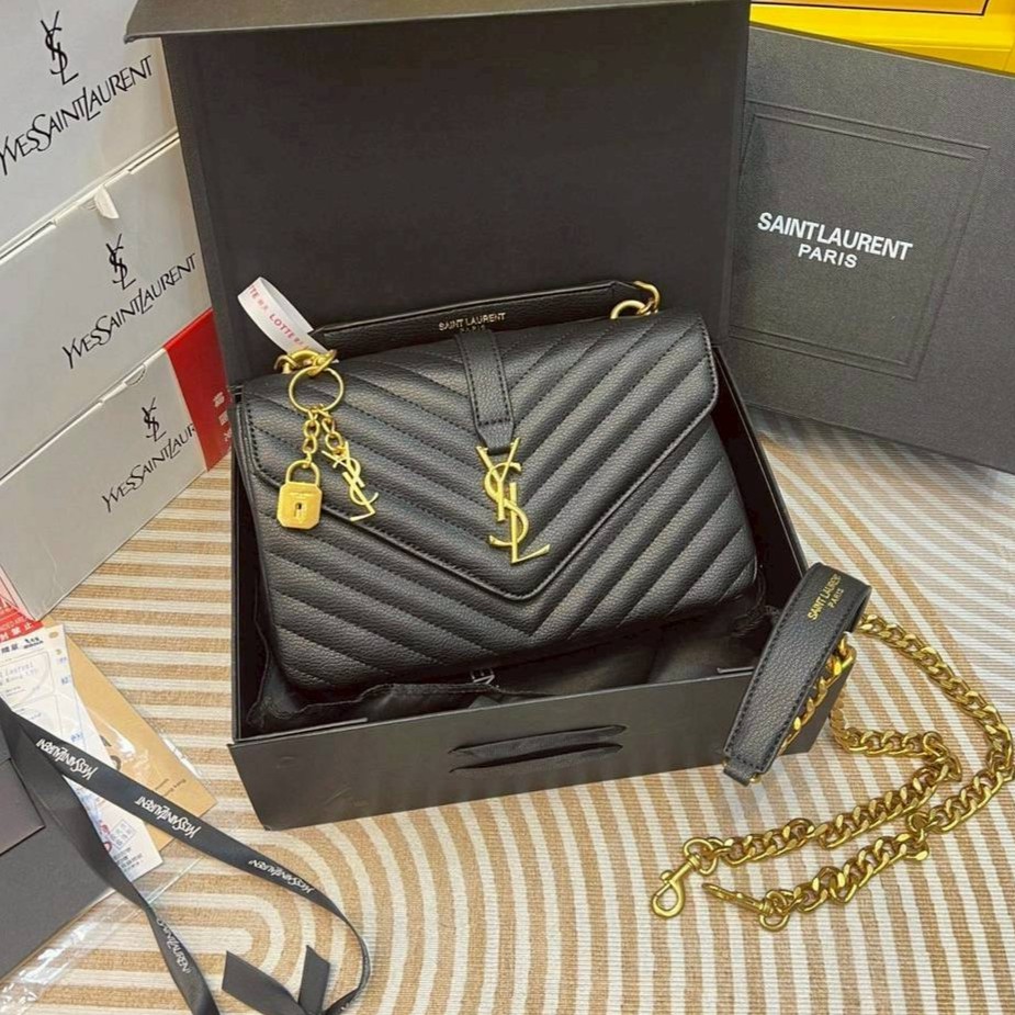 YSL college medium in quilted leather กระเป๋าสะพายทรงสวยสุดหรู ดูติดแกลมสุดๆ โดดเด่นด้วยโลโก้ด้านหน้า เพิ่มดีเทลความผู้ดี ไม่เคยผิดหวังจริงๆ!!