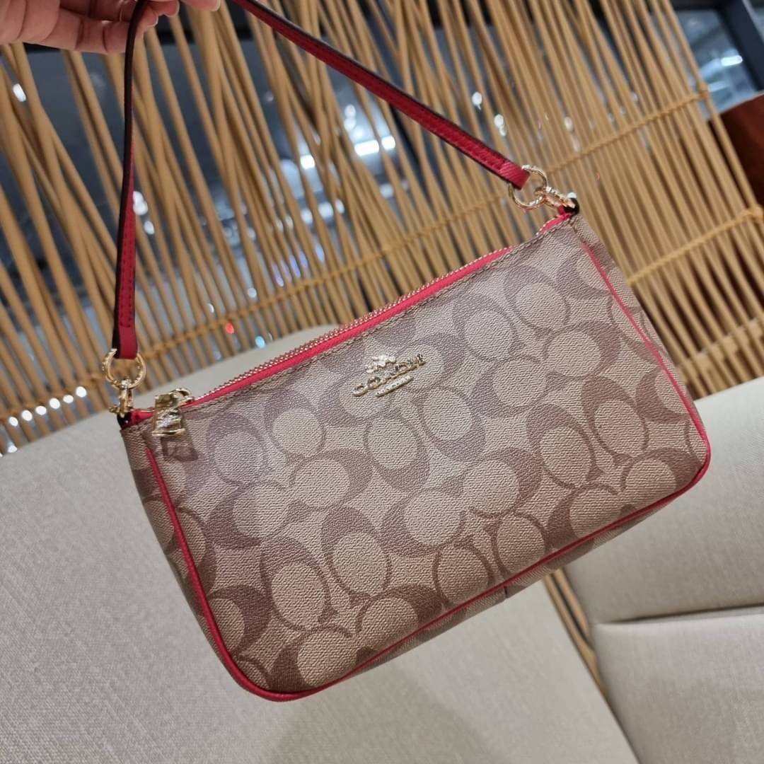 COACH 36674 TOP HANDLE POUCH IN SIGNATURE JACQUARD กระเป๋าทรงพอช ยอดฮิต ยกขึ้นแท่น ด้วยดีไซน์ที่ออกมาให้ใช้งานได้ง่าย ขนาดกำลังเหมาะ วัสดุหนังแคนวาสทนทาน ดีไปหมดขนาดนี้!! คุณลูกค้าถึงสั่งกันรัวๆจริงๆ ภายในโล่งกว้าง ใส่โทรศัพท์ได้ทุกรุ่น มาพร้อมสายคล้องแขน