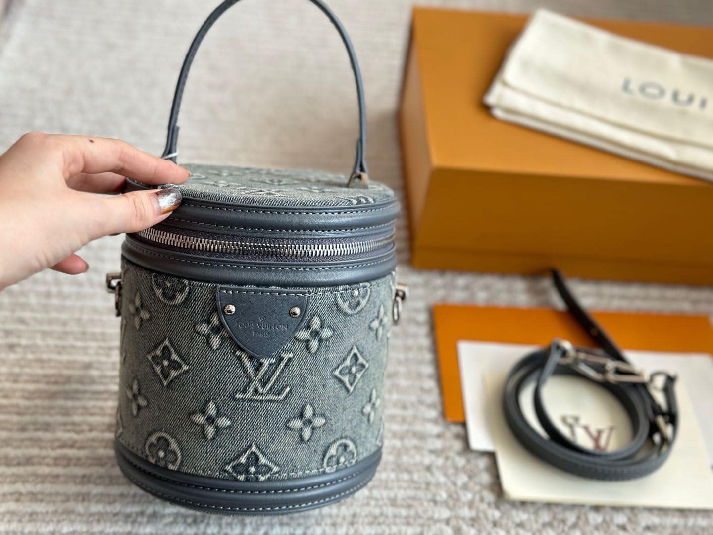 LV Cannes Monogram Denim Bag กระเป๋าสะพายทรงถังเดนิมซีดสไตล์วินเทจ ปั้มนูนโลโก้ลายโมโนแกรม ไอเท็มหรูหราย้อนยุค ผสมผสานความทันสมัย ในรูปแบบกระเป๋าทรง cylinder ที่ไม่เหมือนใคร สุดฮอต ตัวแม่ทุกคนต้องมี สวยคลาสสิคมากๆ