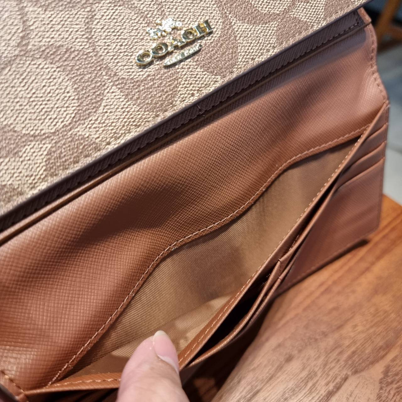 COACH F53763 TRIFOLD WALLET IN SIGNATURE กลับมาแล้วจ้า!! รุ่นขายดี!! 💓 ดีไซน์ใหม่ กระเป๋าสตางค์ใบยาว แถมที่ห้อยใส่บัตรแยกให้ (ถอดออกได้) น่ารักมากๆ ใช้งานง่าย เปิด-ปิดด้วยกระดุม ภายในใส่ธนบัตร ใส่บัตรได้เยอะ ใส่มือถือได้ไปอีก!! จุใจสุดๆ บอกเลยว่าใ