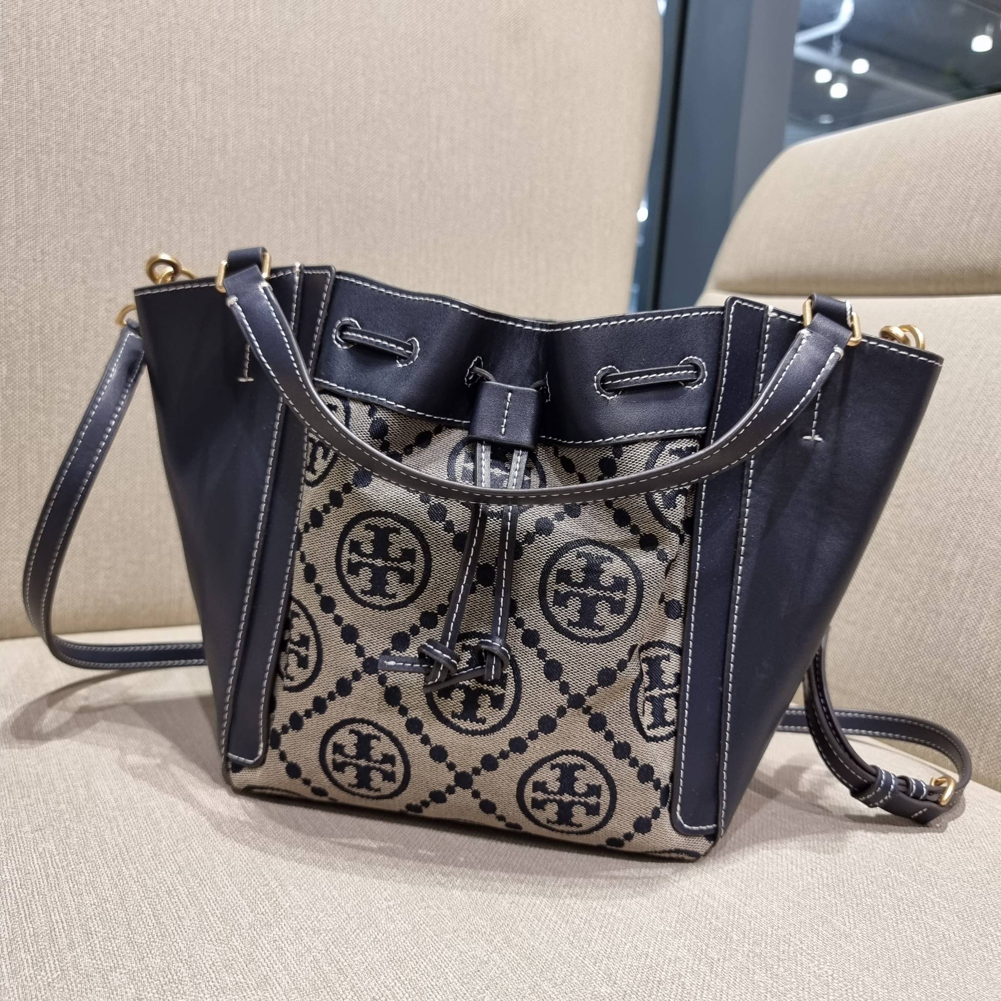TORY BURCH MCGRAW DRAGONFLY IN MONOGRAM JACQUARD / Tory burch bucket สวยก่อนใคร ไม่ต้องพรีฯ กับกระเป๋าลายโมโนแกรมยอดฮิต ที่มาในรูปทรงดีไซน์ใหญ่ สวยเก๋ ไม่เหมือนใคร ไม่มีซ้ำ!! ใช้งานได้สะดวกด้วยหูจับในตัว และสายสะพายข้างเอามาปรับใช้สะพายได้ตามชอบ ด้านหน้าต