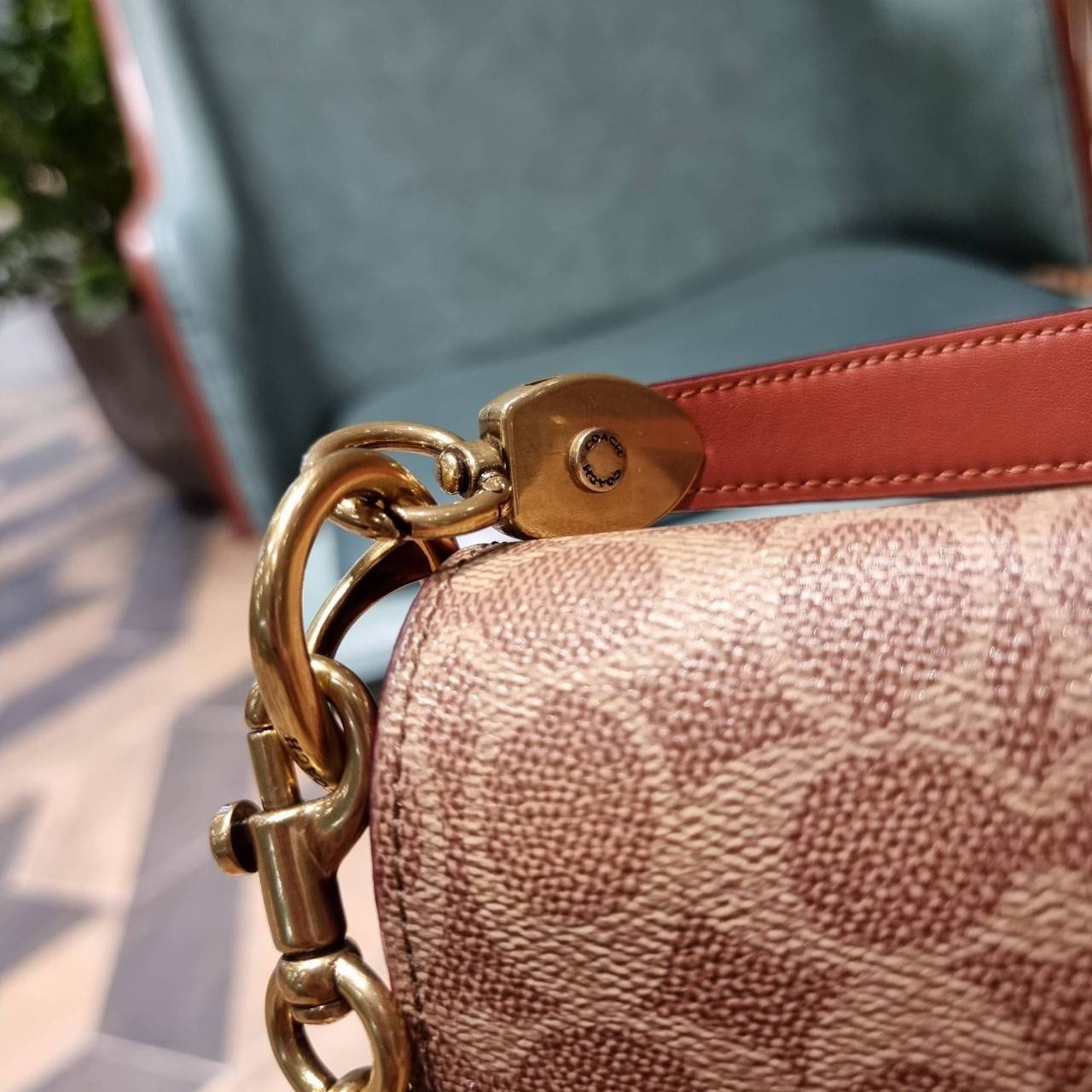 COACH C2418 BEAT SHOULDER IN SIGNATURE CANVAS WITH HORSE AND CARRIAGE PRINT กระเป๋าสะพายดีไซน์เลิศสุดหรู ปังกับดีเทลที่สุดใบนี้ เพราะมาพร้อมสายถึง 3 แบบ สลับใช้ไปรัวๆ หลากหลายไม่จำเจ สวยได้ทุกวัน เปิด-ปิดด้วยกระดุมแน่นหนา ภายในเป็นช่องโล่ง แบ่งสัดส่วน ใส่