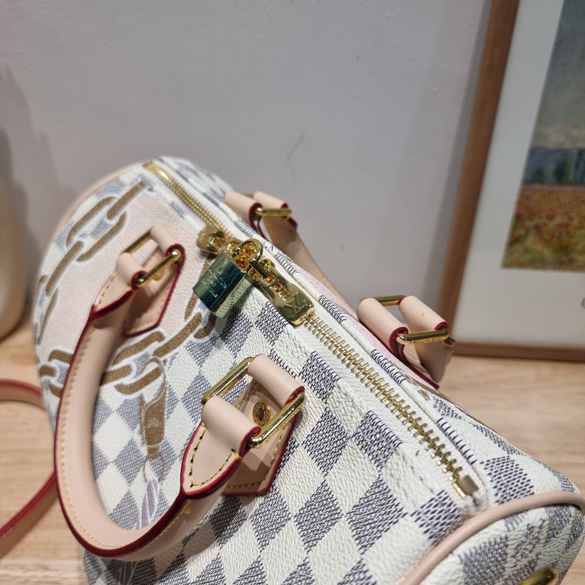 LV Speedy Bandoulière 25 Damier Azur กระเป๋าทรงหมอน รุ่นท็อปฮิต กับดีไซน์ใหม่ต้อนรับฤดูร้อน โดดเด่นด้วยวัสดุแคนวาสตกแต่งลายพิมพ์ไม่เกร่อ วัสดุหนังแคนวาส