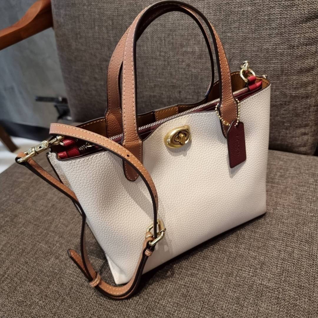 COACH C8561 C8869 WILLOW TOTE 24 IN COLOR BLOCK น้องสาวลุคลูกคุณมาแล้วจ้า กระเป๋าถือ/สะพาย ดีไซน์คัลเลอร์บล็อค ลงตัว เรียบหรู ใบจริงคือผู้ดี๊ผู้ดี ใช่ได้ทุกๆโอกาส วัสดุหนัง pepble อยู่ทรง เปิดปิดด้วยตัวบิดล็อค และอีกฝั่งเป็นกระดุมแม่เหล็ก ภายในโล่งกว้าง ใ