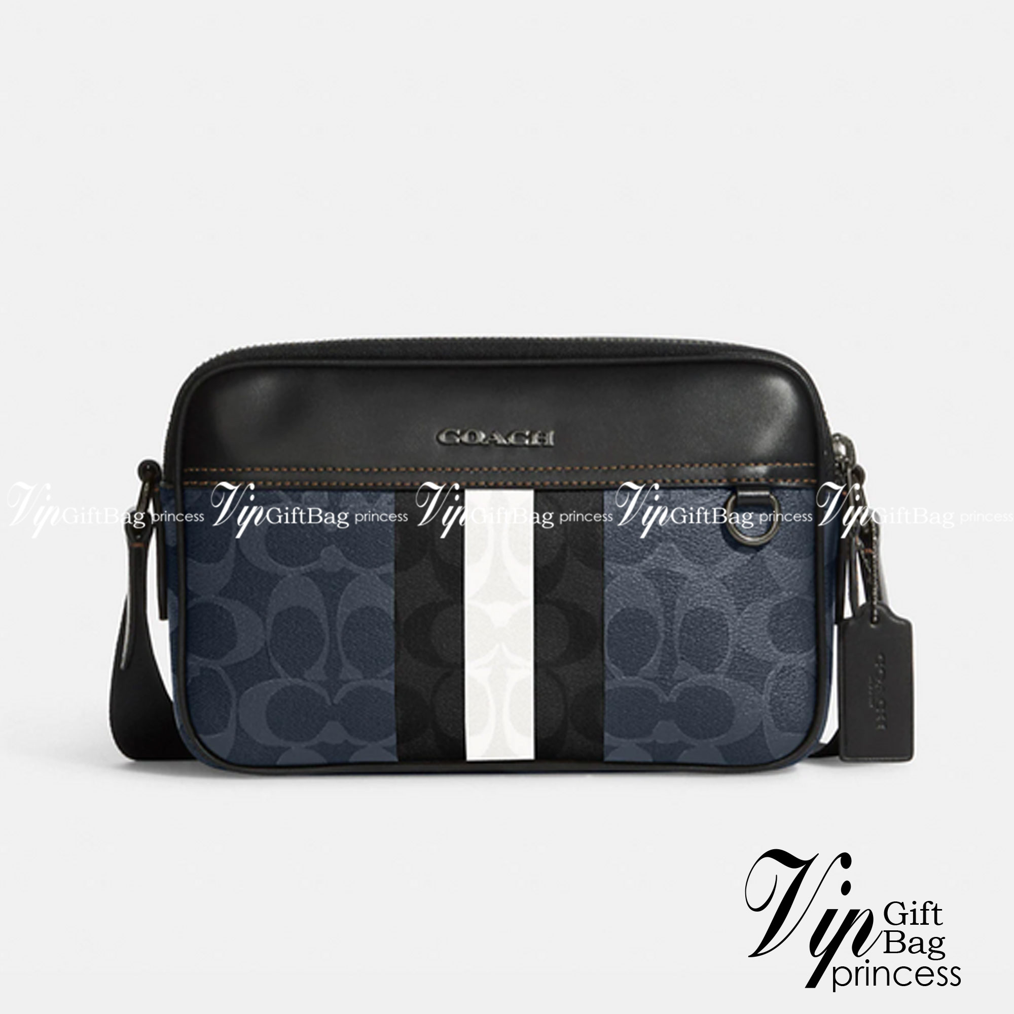 COACH Graham Crossbody In Blocked Signature C9965 กระเป๋าสะพายข้างผู้ชาย กระเป๋าผ้าเคลือบซิกเนเจอร์และหนังอย่างดี ภายในกระเป๋าเอนกประสงค์ ปิดซิปคู่ ซับในผ้า กระเป๋าสลิปด้านนอก สายปรับได้ยาว 25 นิ้ว สำหรับสะพายไหล่หรือสะพายข้าง