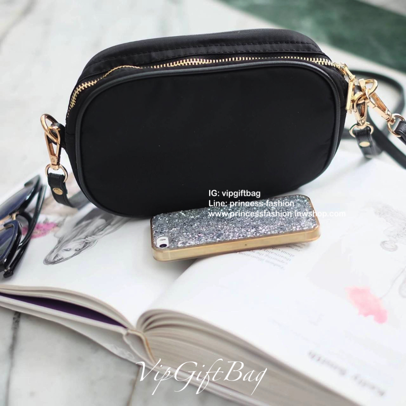 รุ่นขายดีที่สุด *ใส่มือถือได้ทุกรุ่น *มีสายให้สองแบบ กระเป๋าทรง mini crossbody จากงานพรีเมี่ยมกิ้ฟแบรนด์ดัง PRADA วัสดุ Nylonสุดหรูอย่างดี สามารถกันน้ำได้ ทั้งใบ ขนาดกำลังดีน่ารัก🐰 ด้านในมีช่องแบ่งใส่ของใส่ของจุกจิกได้ ใส่โทรศัพท์ได้ทุกรุ่น คสอ. ใ