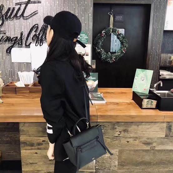 Celine NANO BELT BAG กระเป๋ารุ่น Belt Bag จาก CELINE เป็นกระเป๋าถือที่มีสไตล์มินิมอล และดูเรียบง่าย แต่หรูหรา ครองใจสาวก CELINE ได้เป็นอย่างดี โดยรวมแล้วรูปทรงของกระเป๋าถือว่าออกแบบมาได้อย่างพอดี ไม่มากหรือน้อยจนเกินไป คือช่วยให้คุณดึงดูดสายตาของผู้คนให้ม