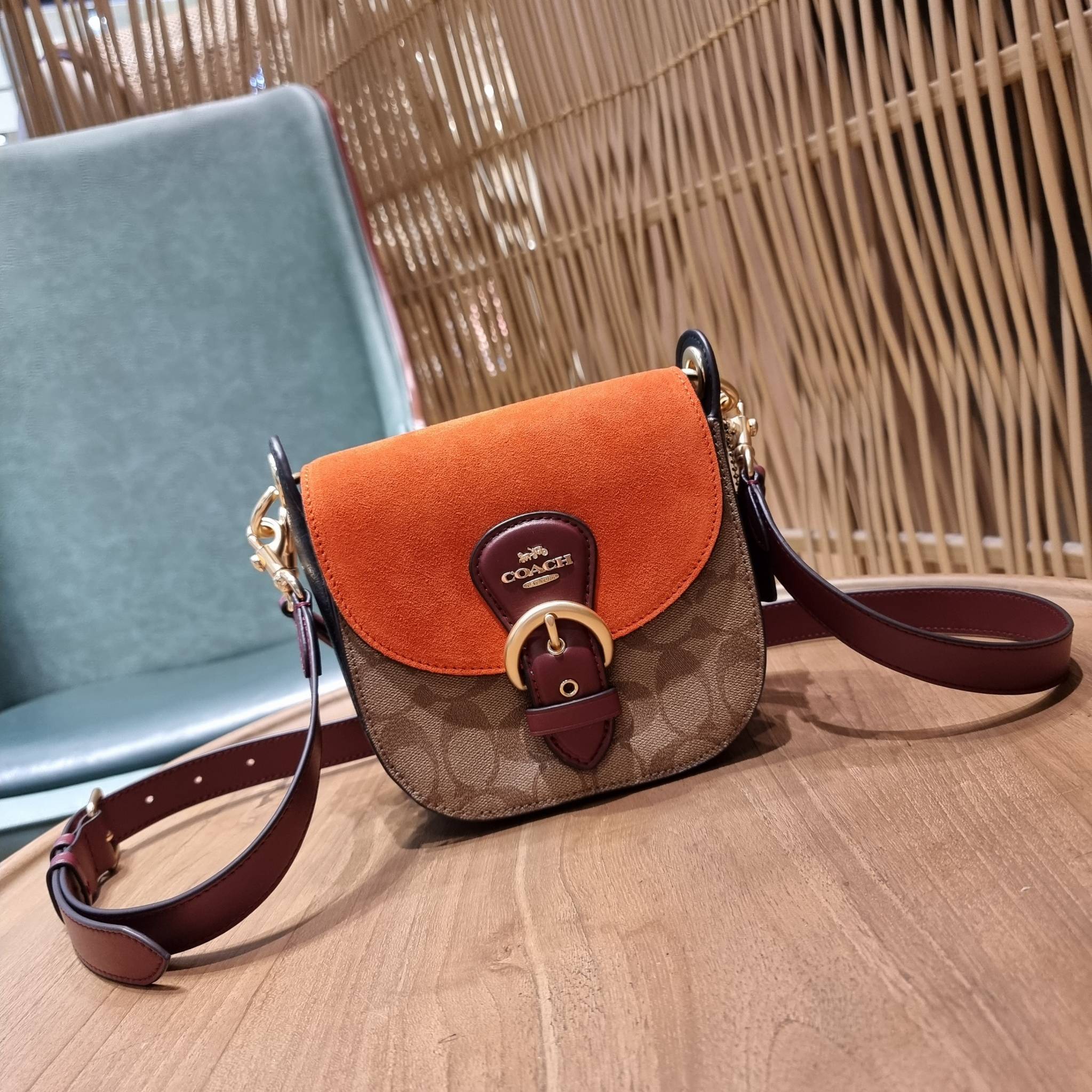 COACH C5691 KLEO SHOULDER BAG 17 IN SIGNATURE CANVAS ใหม่สุด!! สวยหรูไม่มีใครเกิน!! กระเป๋าสะพายสวยครบสูตร แค่เห็นก็ปิ๊ง!!วัสดุหนังแคนวาสสลับหนังแท้ ลงตัวที่หนึ่ง เปิด-ปิดด้วยสายคาดแม่เหล็กในตัว โดดเด่นมากๆ ภายในเป็นช่องโล่ง มีสายสะพายมาให้ถึง 2 แบบ สายคล