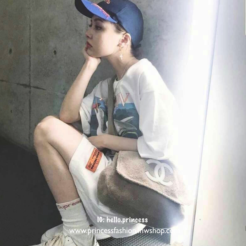 MUST HAVE ITEM 2019 !! รุ่นยอดฮิตของ *วัยรุ่นสายสตรีท ทั่วโลก จากงาน CHANEL VIP GIFTของแท้ 100% เป็นกระเป๋า ใบสวยรุ่นหายาก ขนาดกำลังดี ใช้ได้ทั้งหญิงชายเลยค่ะ ขนเฟอร์นิ่มมากกก เก็บของอย่างดี น้ำหนักเบา ด้านในมีช่องใส่ของจุกจิก MIX ได้หลากหลายแนว กับราคาสบ