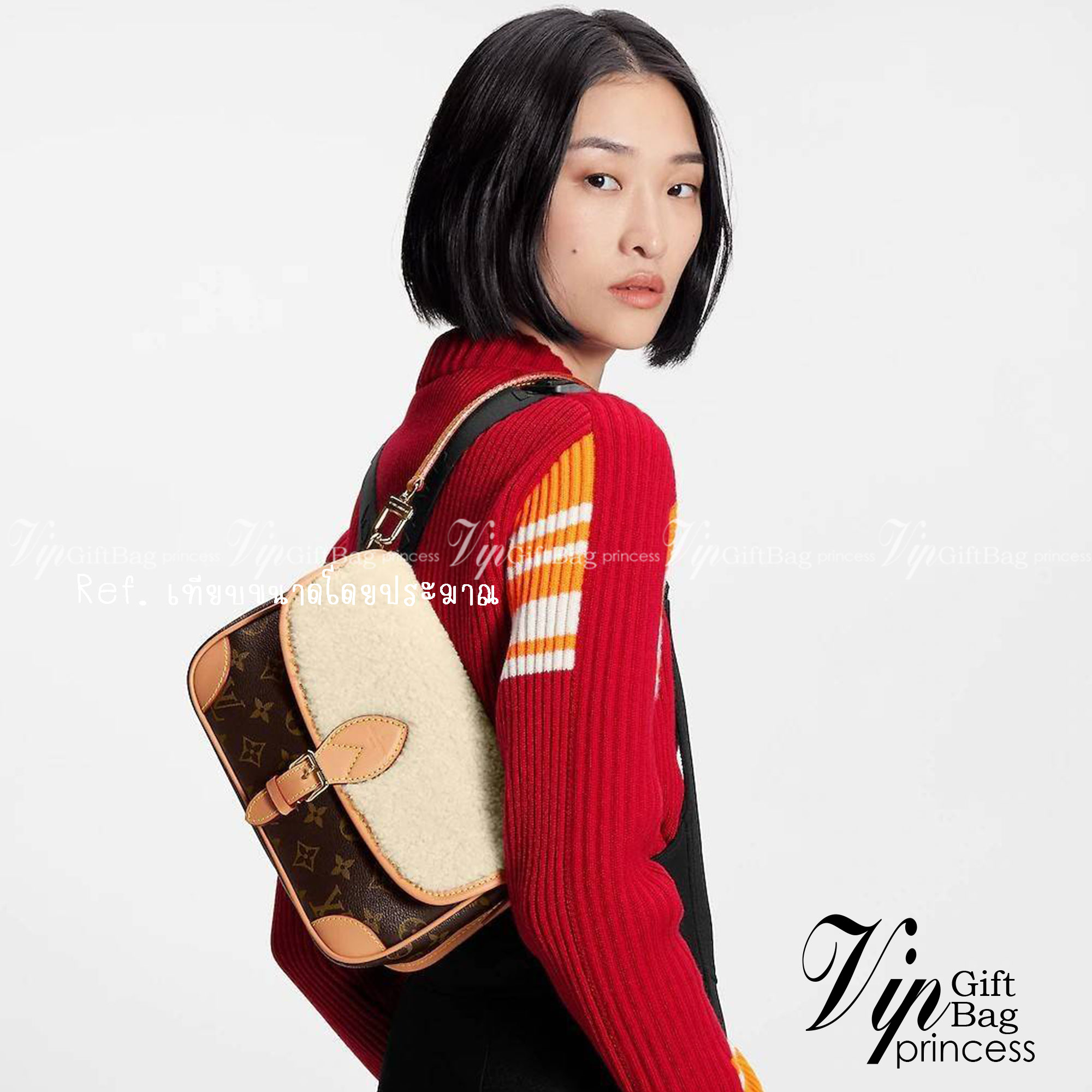 LV DIANE FLEECE BAG ใหม่กับรุ่นที่ทำมาจำนวนจำกัด ดีไซน์ต้อนรับอากาศเย็นๆช่วงส่งท้ายปี กับกระเป๋าสะพายทรงสวย ดีไซน์คลาสสิคซ่อนความหรู ด้วยการตกแต่งขนฟูนุ่ม วัสดุหนังแคนวาสตัดสลับหนังแท้ เปิด-ปิดกระเป๋าด้วยกระดุมแม่เหล็ก ภายในเป็นช่องโล่ง ใส่ของสำคัญได้ครบ