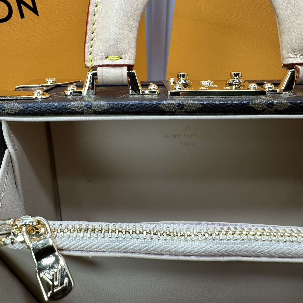 ORI หนังแท้ | LV Petite Valise Trunks S-lock Monogram canvas กระเป๋าสะพายทรงทรังค์ดีไซน์ขนาดเล็กพกพาสนุก เปี่ยมไปด้วยพลังและหรูหรา แคนวาสเคลือบลายโมโนแกรม ตัดขอบด้วยหนัง และฮาร์ดแวร์สีทอง ทรังก์เดินทางสไตล์เฟมินีนที่คุณควรมีในครอบครอง