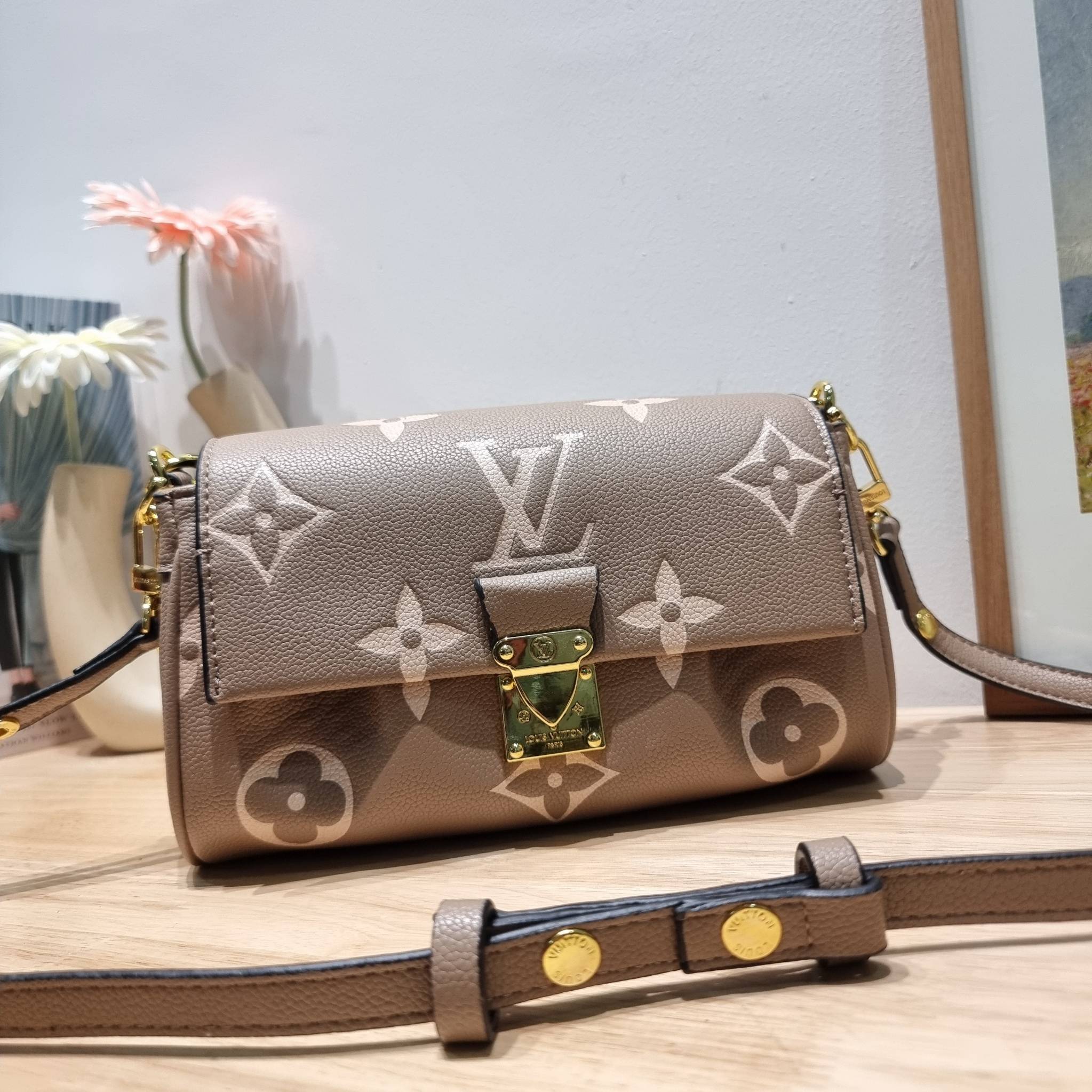 LV Favorite Bicolor Monogram Empreinte Leather - Handbags / LV FAVORITE BAG กระเป๋าสะพายคอลใหม่ล่าสุด สวยหรู ดูแพง ดีไซน์รูปทรงออกมาให้ใช้งานได้ง่าย เปิด-ปิดด้วยอะไหล่แม่เหล็ก ภายในโล่งกว้าง
