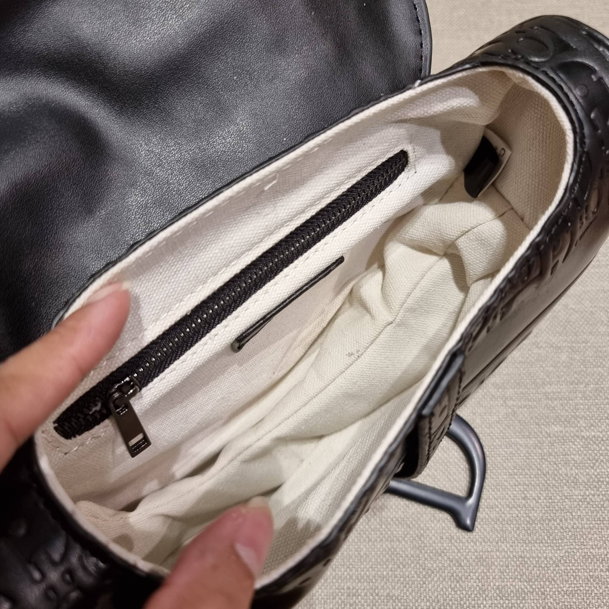 VIP CD OBLIQUE SADDLE BAG / DIOR SADDLE กระเป๋าสะพายข้าง ทรงสวยไม่ซ้ำใคร กิมมิคในตัว ดูแพง ไซส์ใหญ่ ดีไซน์ย้อนยุค เป็นเอกลักษณ์สวยทุกแบบ เปิด-ปิดด้วยกระดุมแม่เหล็กซ่อน ใช้งานง่ายมากๆ ภายในเป็นช่องโล่ง มีช่องซิป ใบสีดำเป็นหนังแท้ ใบลายเป็นผ้าแคนวาส ดูดี ดู