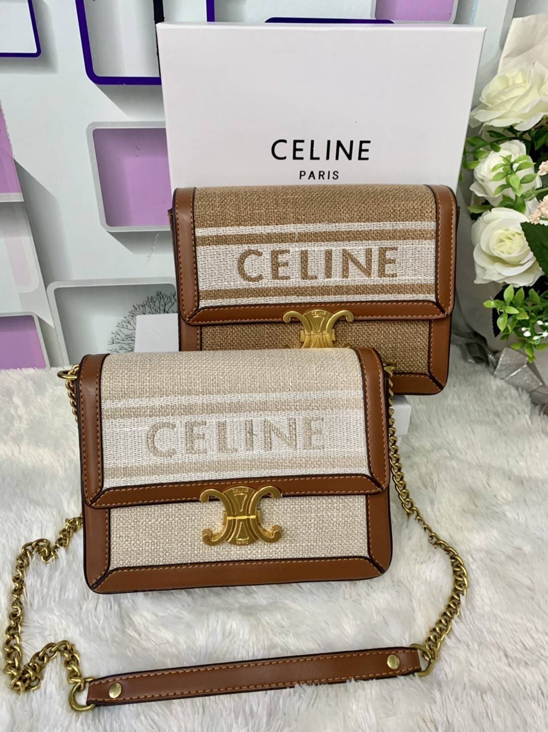 CELINE TRIOMPHE BAG VIP GIFT WITH PURCHASE (GWP) พรีเมี่ยมกิ๊ฟ Limited Edition จาก CELINE PERFUME DUTYFREE COUNTER วัสดุ Textile Canvas & CalfSkin ดีไซน์ทรงสี่เหลี่ยมผืนผ้า อะไหล่ทอง ด้านหน้าปักโลโก้แบรนด์เด่นชัด ด้านหลังมีช่องสำหรับใส่ของอีก 1 ช่อง สายสะ