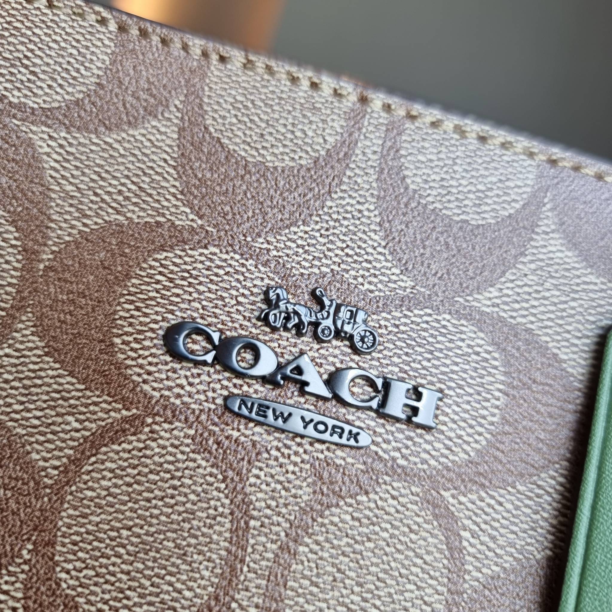 COACH F91495 LILLIE CARRYALL IN SIGNATURE CANVAS สีใหม่ล่าสุด กับรุ่นที่สุดของความขายดี รอบนี้ใบใหญ่จุใจ กระเป๋าสะพายทรงสวย ที่ดีไซน์ออกมาให้ใช้งานง่าย สะดวก สวย หรู ดูดี!! วัสดุหนังแคนวาสเคลือบลาย มาพร้อมสายสะพายข้างและหูจับในตัว ถอดออกถือคล้องแขนเก๋ๆ หร