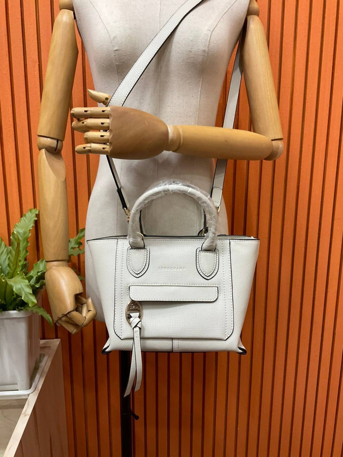 ของแท้ 💯% LONGCHAMP MINI MAILBOX TOP HANDLE BAG กระเป๋าถือ/Crossbody รุ่นหายาก!! รุ่นใหม่ล่าสุด ดีไซน์ด้วยเส้นด้ายที่ดูโฉบเฉี่ยว และ รูปทรงสี่เหลี่ยมคางหมู ทรงสวยโดดเด่น เป็นเอกลักษณ์ของผู้หญิง Longchamp วัสดุ Polyamide & Leather หนังแท้