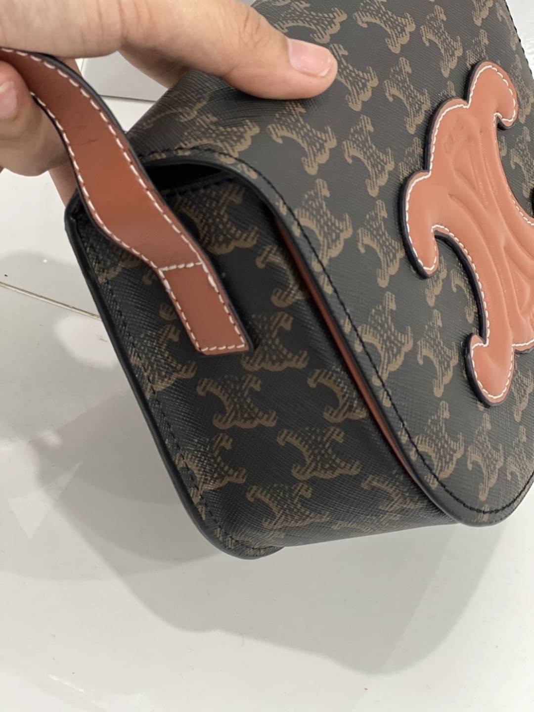 CELINE FOLCO CUIR TRIOMPHE IN MONOGRAM CANVAS กระเป๋าทรงครอสบอดี้ ลายโมโนแกรมวินเทจ รุ่นที่ดาราใช้กันเยอะมาก และเป็นอีกหนึ่งใบที่ครองใจสาวๆ ทรงน่ารักมากๆ