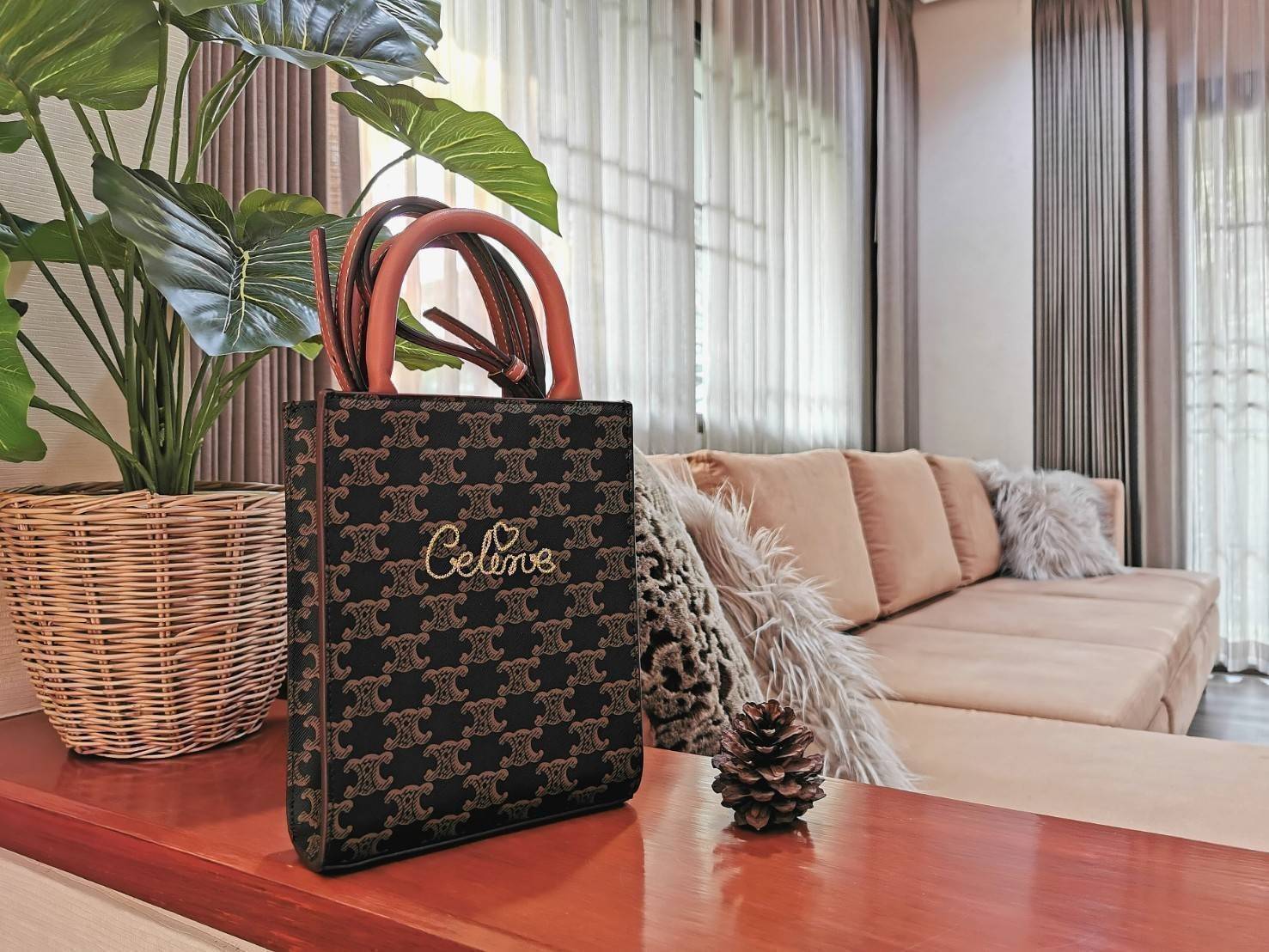 CELINE MINI HAND CARRY AND CROSSBODY BAG VIP GIFT WITH PURCHASE (GWP) พรีเมี่ยมกิ๊ฟ Limited จาก CELINE HAUTE PARFUME DUTYFREE COUNTER วัสดุ COATED CANVAS ดีไซน์ทรงเหลี่ยมสวยหรูสุดคลาสสิคในสไตล์สาว Lisa หนังสวยอยู่ทรงกันน้ำ มีโลโก้แบรนด์ด้านหน้า ภายในโล่งก