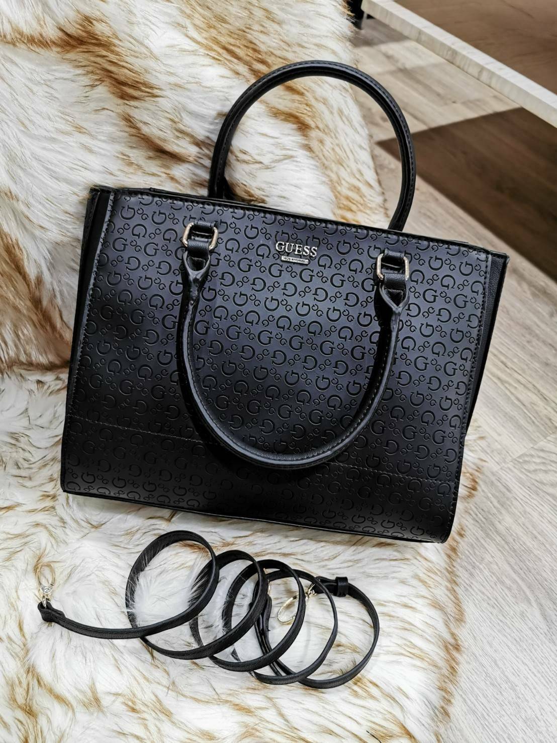 GUESS SINGNATURE SHOPPER BAG กระเป๋าถือหรือสะพายรุ่นล่าสุดจาก GUESS FACTORY หนังสวยอยู่ทรงปั้มลาย Singnature Brand รอบใบ ด้านหน้าประดับโลโก้แบรนด์ หูหิ้วเเข็งเเรงพับลงได้ เปิดปิดด้วยซิปสะดวกใช้ ขนาดกำลังดี ภายในมีช่องซิปและช่องใส่ของ กว้างและจุ น้ำหนักเบา