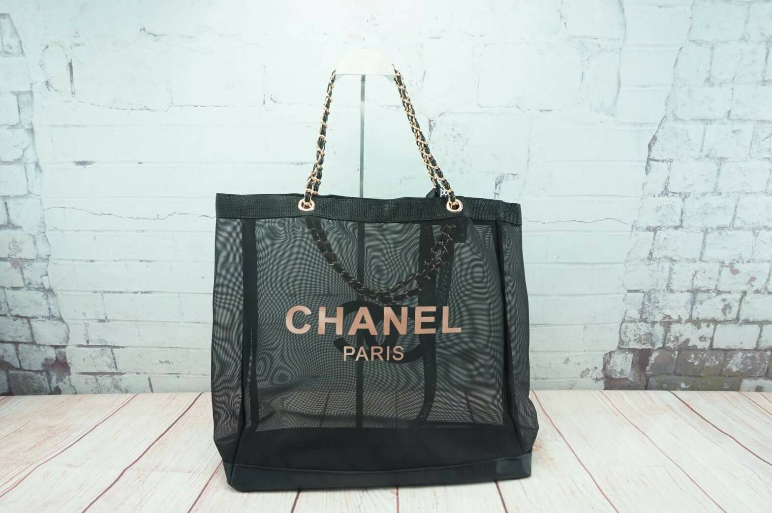 Chanel Black Mesh Tote Bag with Chanel Ribbon กระเป๋าแบรนด์ชาแนล ทำจาก 100% Polyester Mesh รุ่นนี้ สายสะพายโซ่สี rose gold ตัดกับหนัง เพิ่มความหรูหรา น่าใช้ อะไหล่ทุกจุดปั๊มแบรนด์ มาพร้อมริ้บบิ้น Chanel เพื่มดีเทล กระเป๋าด้านหนึ่งสกรีนชื่อแบรนด์ Chanel อี