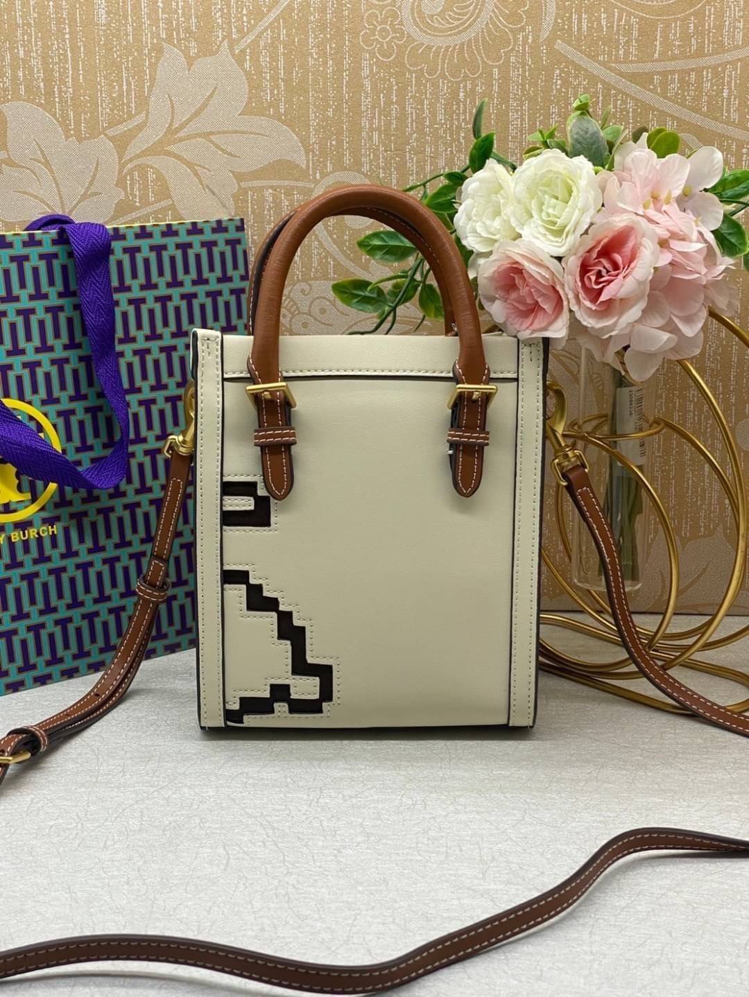 TORY BURCH PIXELATED RABBIT MINI BAG TOTE 🐇 อดใจยังไงไหว น่ารักขนาดนี้ 🥕🥕 กระเป๋าทรงโท้ท ด้านหน้าเป็นรูปกระต่ายอันเป็นสัญลักษณ์ของปีนี้ น่ารักมากๆค่ะ 🥕พร้อมพวงหนังแครอทมาให้อีกหนึ่งพวง