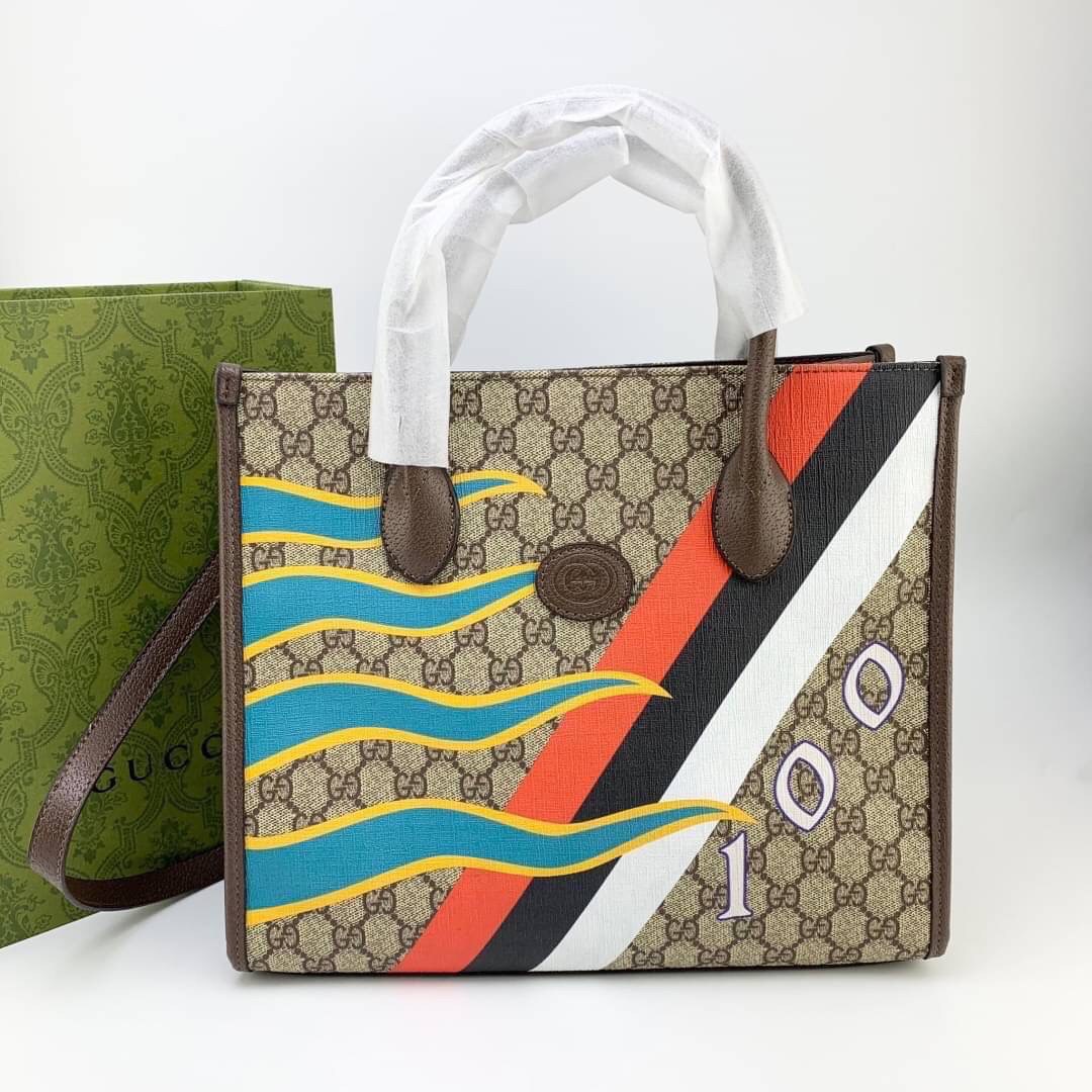 GUCCI Printed Monogrammed Coated-Canvas and Leather Tote Bag / GG Shopping Bag กระเป๋าไซส์ใหญ่ โดดเด่นด้วยลายปริ๊น สวยเอกลักษณ์ พร้อมส่งที่ไทย ภาพสินค้าถ่ายจากงานจริง ใช้งานต่างประเทศได้ วัสดุหนังแคนวาส ภายในโล่งกว้างมาก ใส่ของแบบแน่นๆ จุๆไปได้เลย หมดห่วง