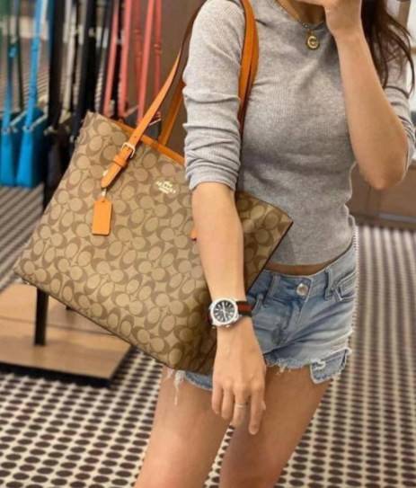 COACH MOLLIE TOTE IN SIGNATURE CANVAS ((1665)) พร้อมส่งอีกครั้ง ห้ามพลาดค่า! กระเป๋าหิ้ว//คล้องไหล่ ใบใหญ่ ทรงTote หนังแท้นิ่มอย่างดีค่ะ ภายในแบ่ง2ช่องใหญ่ สามารถใส่ A4ได้เลย ช่องกว้างมากๆ มีช่องกระเป๋าซิปกลางให้ใส่ของอีกช่องนะคะ
