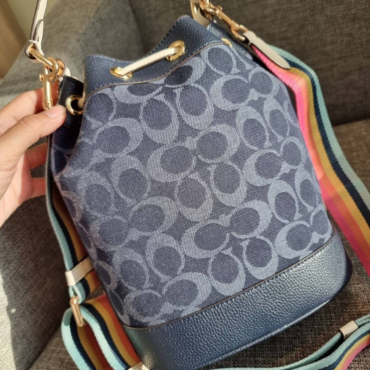 OUTLET 】COACH DEMPSEY DRAWSTRING BUCKET BAG IN SIGNATURE JACQUARD WITH STRIPE AND COACH PATCH C4101 C4102 พี่สาวใบใหญ่สุดสวยมาแล้วจ้า!! กระเป๋าทรงถังไซส์ใหญ่ ที่สาวๆรอคอย ใช้งานง่ายด้วยการรูดหนังปิดรอบปากกระเป๋า ทุกอย่างลงตัวที่สุด!! โดดเด่นด้วยลวดลายสีสั