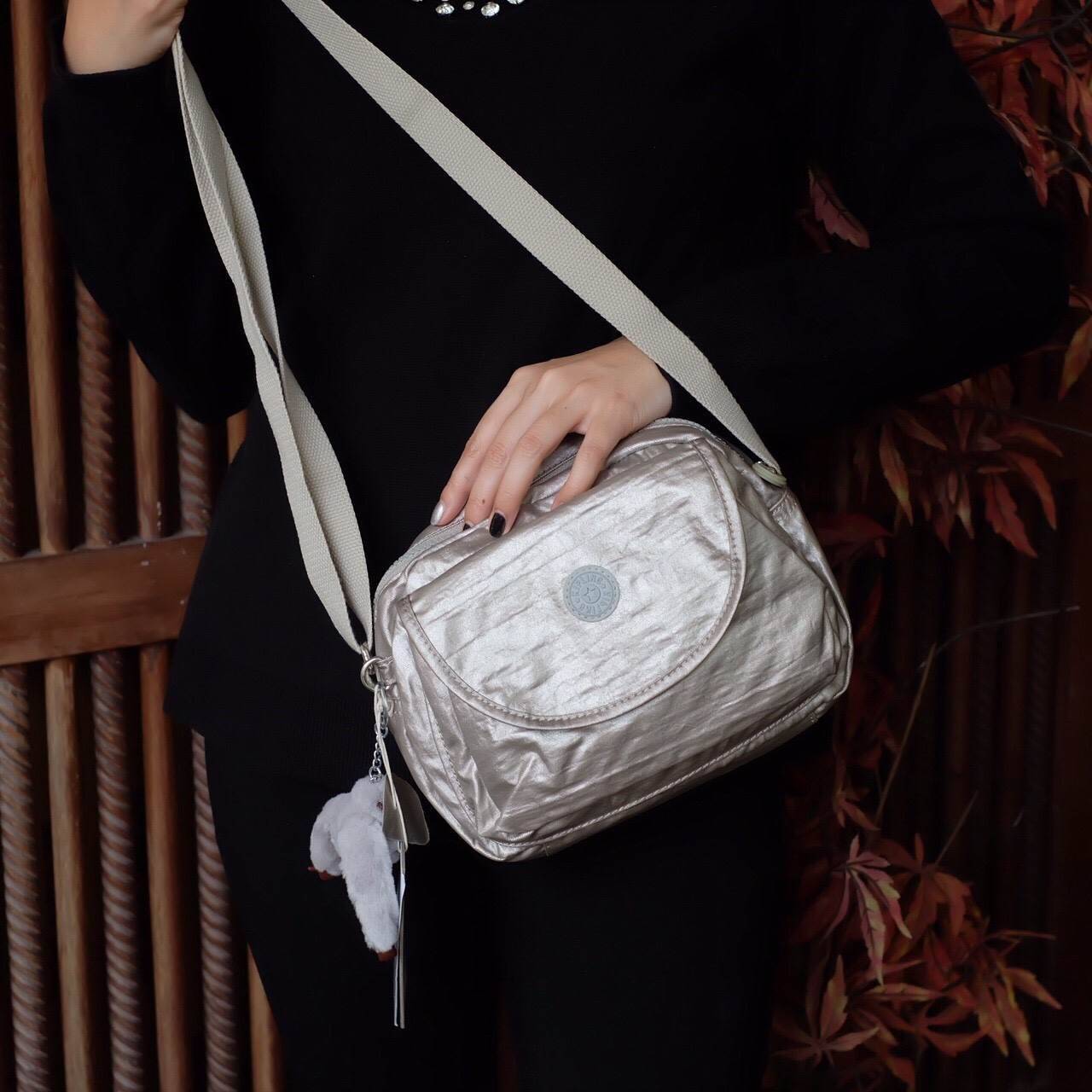 Kipling mini crossbody bag กระเป๋าสะพายขนาดกำลังน่ารัก น้ำหนักเบา มากับสีใหม่ wrike golden ค่ะ ด้านหน้ามี 1 ช่อง ช่องหลักเปิดปิดด้วยซิป ภายในกว้างจุได้เยอะ ใส่กระเป๋าสตางค์ยาวได้ มีช่องเล็ก และช่องซิป ด้านหน้ามีอีก 1 ช่อง มาพร้อมพวงกุญแจลิง และสายสะพายยาว