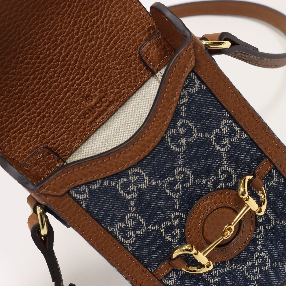 Gucci Horsebit 1955 mini bag / Gucci Phone Bag ออริจินอล เกรดสลับใช้แทนใบจริงได้ รุ่นยอดฮิต ไซส์มินิ ที่ใครๆก็ต้องรู้จัก!! กับกระเป๋าขนาดมินิในรูปแบบผ้าแจ็คการ์ดสีขาวงาช้างและน้ำเงิน ได้รับแรงบันดาลใจมาจากดีไซน์ดั้งเดิม ซึ่งแอคเซสเซอรี่นี้โดดเด่นด้วยรายละ