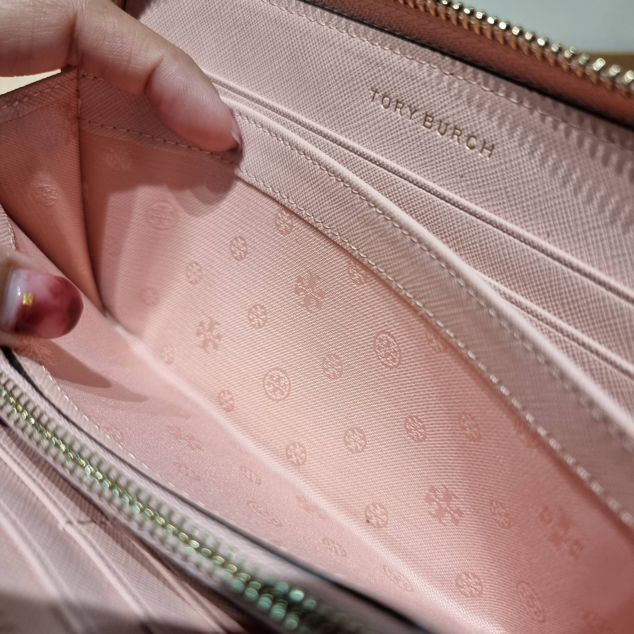 TORY BURCH ROBINSON MULTI GUSSET ZIP CONTINENTAL WALLET รุ่นหายาก พร้อมสีน่ารักน่าใช้ ต้อนรับเดือนแห่งความรัก!! กับกระเป๋าสตางค์ใบยาว ขนาดกำลังพอเหมาะ ดีไซน์เรียบหรู