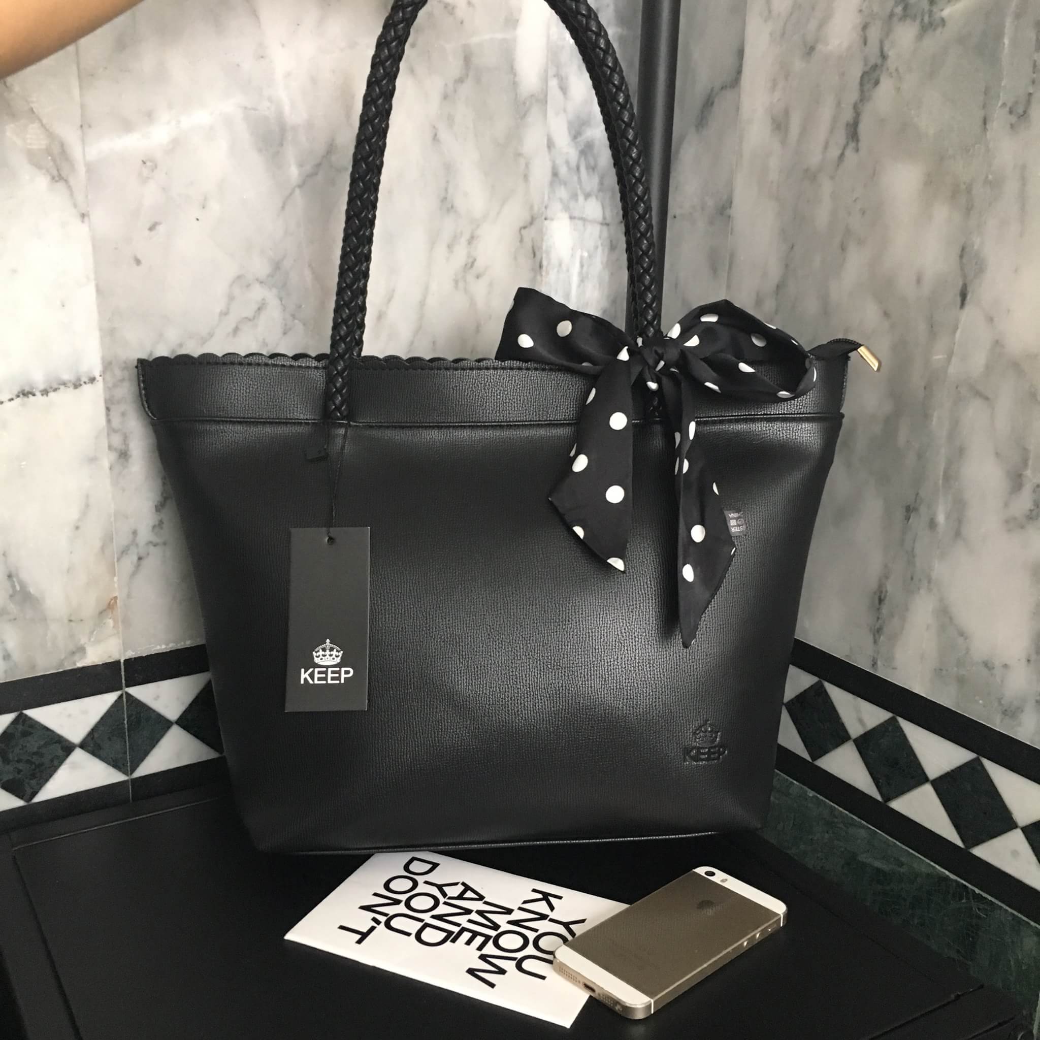 กระเป๋า ทรง Tote จากแบรนด์ KEEP ลายหนัง spirits ตัวหนังผิวสัมผัสสวยมากคะ หนังเนื้อดี นิ่ม กระเป๋าอยู่ทรงคะ ตกแต่งด้วย ผ้าพันหูกระเป๋า เพิ่มดีเทลกระเป๋าทำให้ดู look น่ารักมากๆคะ ด้านหน้ากระเป๋ามีปั๊ม logo แบรนด์ อย่างดีคะ #จุดเด่นที่ ภายในกระเป๋า มีช่องแบ่