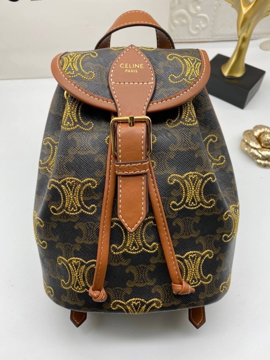 Celine Backpack / CELINE MINI BACKPACK FOLCO in TRIOMPHE CANVAS WITH TRIOMPHE HEART EMBROIDERY มินิเป้เซลีน คอลเลคชั่นสุดคูล โลโก้ลายปัก ดีเทลเดินด้ายรูปหัวใจ คละรอบใบ อีกหนึ่งไอเท็มที่ขาดไม่ได้ สำหรับสาวๆที่ต้องการ การใช้งานอย่างคล่องตัว และใส่สิ่งของได้
