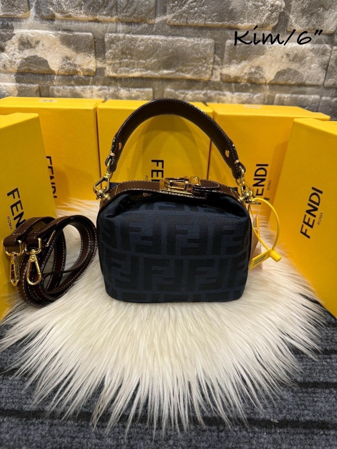 FENDI Mini Tobacco Monogram FF Logo Zucca Bag กระเป๋าสะพายไซส์มินิน่ารัก แมทชุดง่าย รุ่นสุดปัง แรงเกินต้านสุดๆ รูปทรงเป็นเอกลักษณ์ ดีเทลน่ารักด้วยตัวล็อคเปิดปิดคาดบนตัวกระเป๋า ทำให้ใบนี้ดูไม่น่าเบื่อเลย