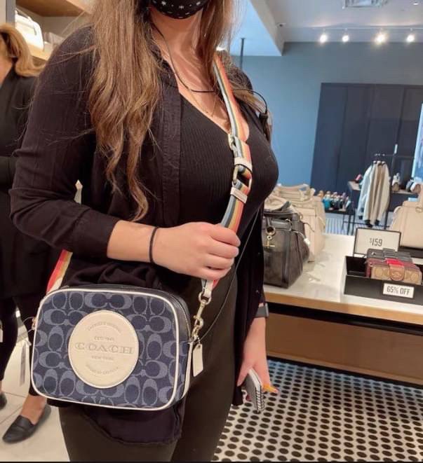 OUTLET 】COACH LADIES GENUINE CAMERA CLASSIC BAG ((2822)) ✔️สินค้าปกติตามเงื่อนไขทั่วไปค่ะ!! พร้อมส่งที่ไทยค่ะ! กระเป๋าสะพายแบบครอสบอดี้ร์ หนังแท้+ผ้าjacquard ทอลายแบรนด์ สวยงามมากๆค่ะ