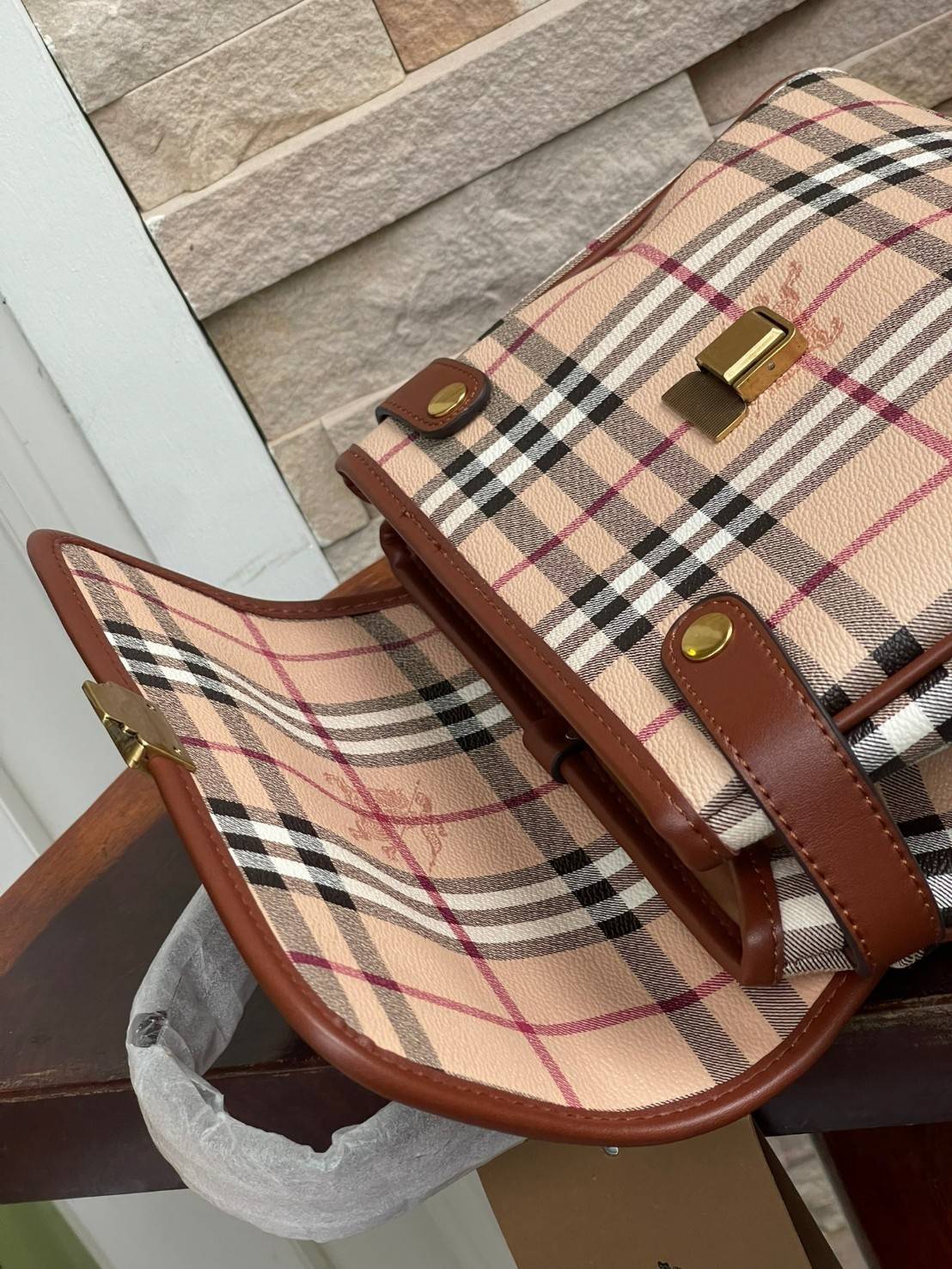 Burberry london kelly bag vintage with strap Gift Bag เป็นขนาดที่พอเหมาะกับการใช้ในชีวิตประจำวัน รูปทรงคลาสสิกที่ไม่ทิ้งในเรื่องของคุณสมบัติการใช้งานลวดลาย Vintage Check ที่ถือว่าเป็นสัญลักษณ์อันเก่าแก่ของแบรนด์ เสริมทุกสไตล์การแต่งตัวได้แบบไม่มีตกยุค พร้