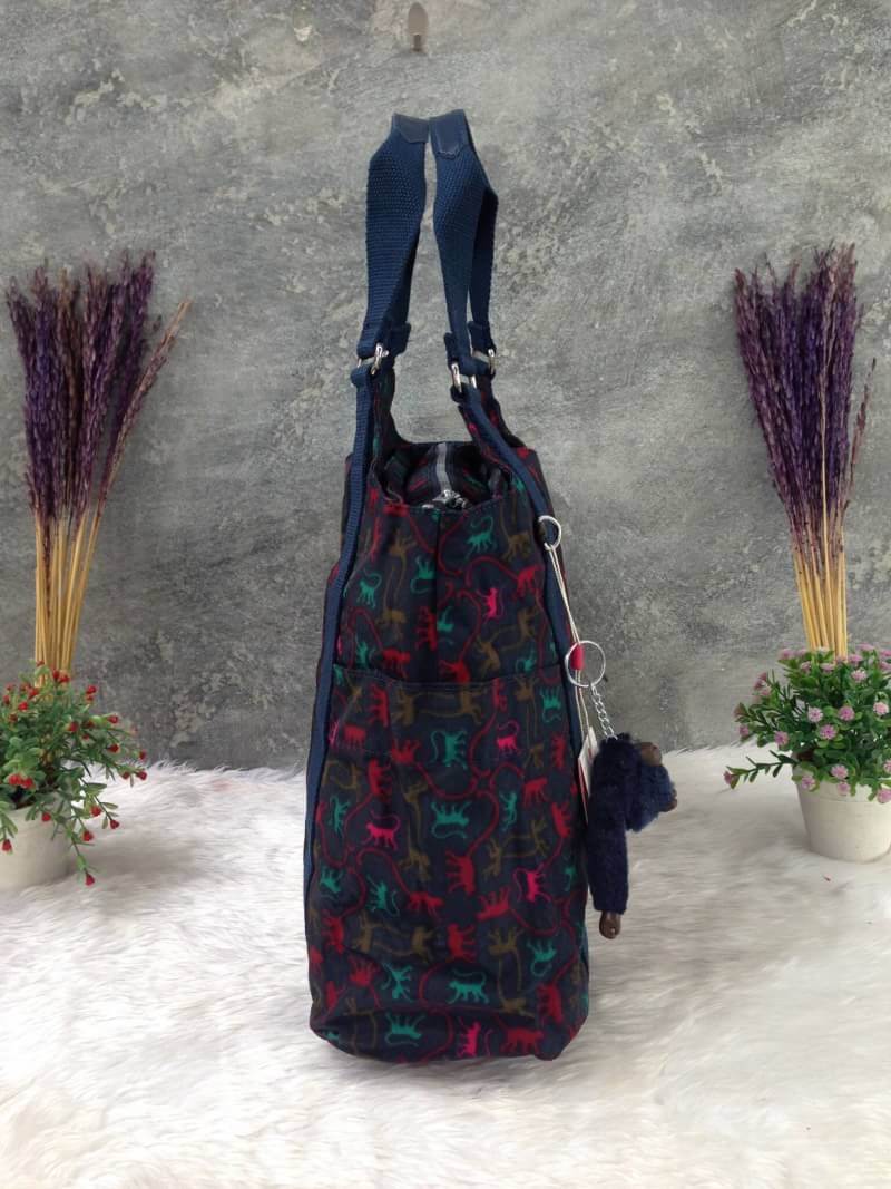 Kipling รุ่น Cicele กระเป๋าสะพายไหล่ใบใหญ่ สวยน่ารัก ตัวกระเป๋าด้านในเป็นช่องโล่งแบบปิดเปิดด้วยซิป มีช่องซิปด้านใน ด้านข้างกระเป๋า มี 2 ช่อง ปิดเปิด ด้วยเทป พร้อมที่ใส่โทรศัพท์ ปากกา และ MP 3 ในส่วนด้านใน และ ด้านข้างกระเป๋า ซ้าย-ขวา เป็นช่องขนาดเล็กสำหรั