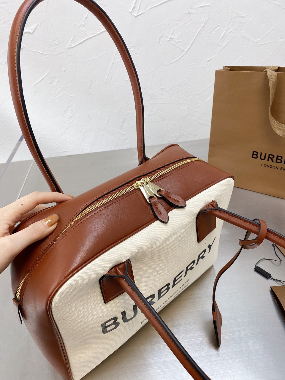 พรีเมี่ยมกิ๊ฟแท้ 100% 】BURBERRY VINTAGE BAG VIP GIFT WITH PURCHASE (GWP) พรีเมี่ยมกิ๊ฟ Limited Edition จากBURBERRY กระเป๋าสะพายไหล่สุดคลาสสิค เปิดปิดด้วยซิปยาวมีที่จับหนัง