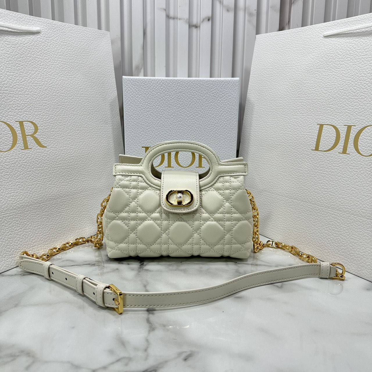 ORI หนังแท้ | Dior Jolie Top Handle Mini Bag กระเป๋าสะพายโจลี่ไซส์มินิหูจับในตัว ดีไซน์หรูหรา โดดเด่นด้วยฝาพับโลหะสีทอง ประดับมุกเรซินสีขาว มาพร้อมสายโซ่มีหนังรองบ่า สะพายไหล่หรือสะพายข้างได้ ทั้งกลางวันและกลางคืน
