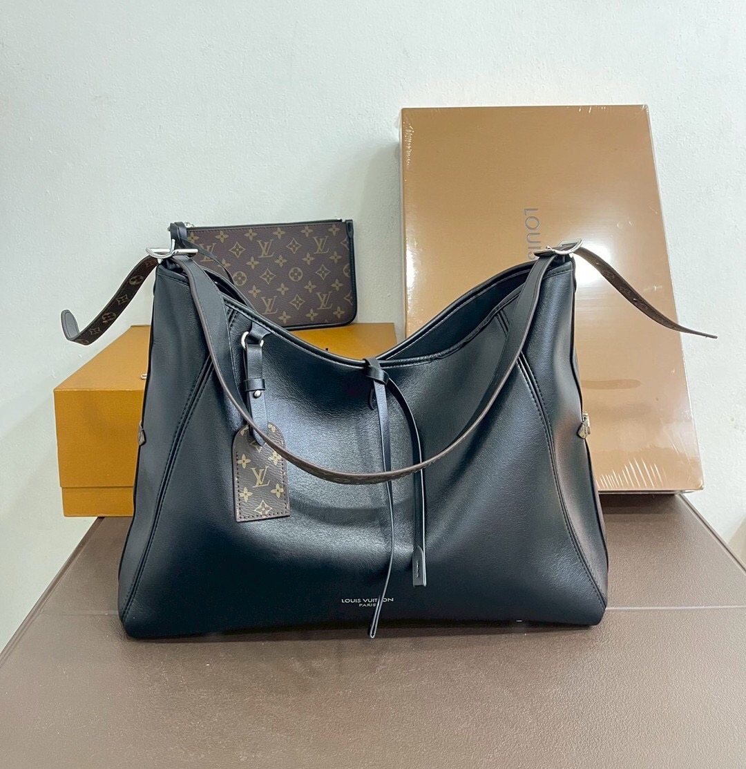 LV CarryAll Vibe MM ใหม่ล่าสุด กระเป๋าสะพายทรงโท้ทใบใหญ่ สวยหรูดีไซน์เรียบง่ายคลาสสิค ดูผู้ดี มาพร้อมใบลูกลายโมโนแกรมสุดไอคอนิก รูปทรงสวยตลอดกาล ใช้ได้กับทุกลุค ทุกโอกาส ภายในโล่งกว้างมาก ใส่ของสำคัญได้ครบแน่นอนจ้า