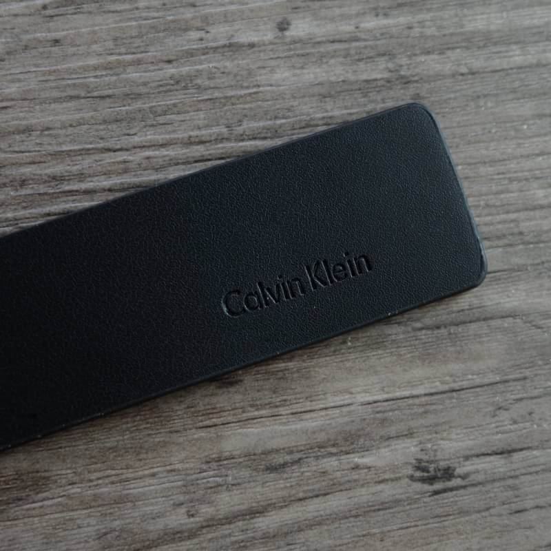 Calvin Klein Belt เข็มขัดคุณผู้ชายหนังเรียบ ใช้ได้ 2 ด้าน จะมอบเป็นของขวัญหรือใช้เองก็แนะนำค่ะ อุปกรณ์ : ที่เจาะรูเข็มขัด + ถุงผ้า+ ถุงกระดาษ + กล่องแบรนด์