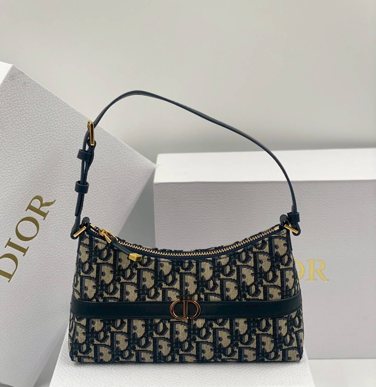 ORI หนังแท้ | DIOR Mini 30 Montaigne Cigale bag / DIOR Mini Miss Caro Cigale bag กระเป๋าสะพายไหล่ทรงโฮโบ ขนาดมินิเสริมไลน์ 30 Montaigne ด้วยรูปทรงทันสมัยและประณีตบรรจง