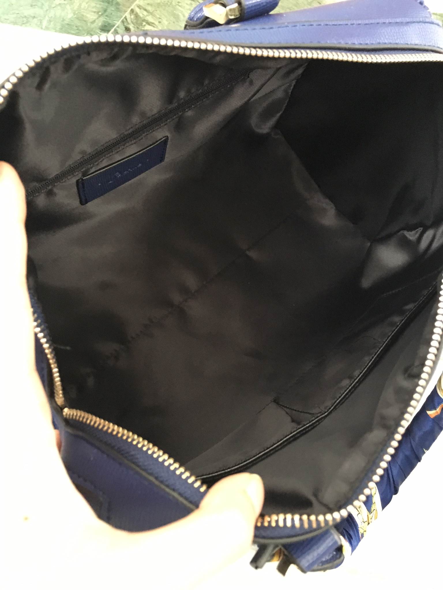 รุ่นใหม่ล่าสุด จากแบรนด์ Berke ขนาด มินิ หนังลายสวยมากคะ ขนาดใหญ่ จุของคุ้ม แต่น้ำหนักเบา ดูแลรักษา ตกแต่งด้วยผ้าพันกระเป๋ารุ่นพิเศษ ปรับ พันเป็นโบว์ได้คะ ทำให้กระเป๋าน่ารักสุดๆ พร้อมสายสะพายยาว ภายในมีช่องซิป และช่องใส่ของจุกจิก 2 ด้าน เลยค่า หูกระเป๋าพั