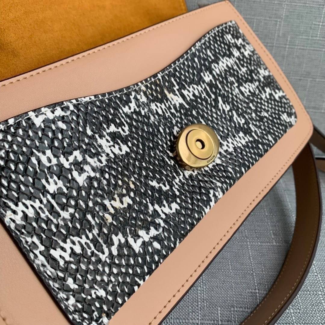 COACH TABBY SHOULDER BAG 26 พร้อมส่งที่ไทยอีกครั้งค่ะ!! กระเป๋าหิ้ว//คล้องไหล่//สะพายข้างได้ สุดคุ้ม! หนังแท้เรียบคลาสสิคเพิ่มความหรูเข้ามาค่ะ ด้านหน้ามีอะไหล่แบรนด์ตัวใหญ่โดดเด่น เปิดปิดกระเป๋าแบบกระดุมแม่เหล็ก ภายในมีช่องหลักใส่ของ2ช่อง;สามารถใส่กระเป๋า