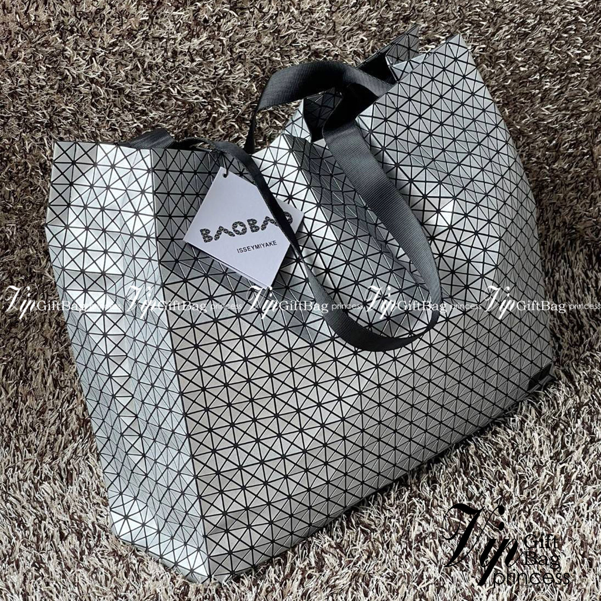 Baobao Issey Miyake Cart geometric tote bag / Miyake Cart Tote Bag รูปทรงที่สร้างขึ้นโดยบังเอิญ' เสื้อผ้าที่มีโครงสร้างและได้รับการออกแบบทางวิศวกรรมอันเป็นเอกลักษณ์ของแบรนด์ ส่งต่อไปยังเครื่องประดับที่น่าประทับใจและไร้กาลเวลาเหล่านี้ กระเป๋าโท้ต Cart