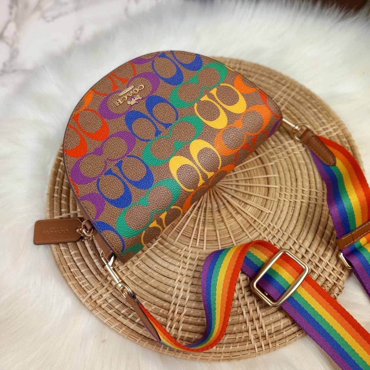 COACH ELLEN CROSSBODY IN RAINBOW SIGNATURE CANVAS (COACH C4098) ให้สายรุ้ง มัดใจได้มั้ยเนี้ย🌺คอลเลคชั่นที่ไม่ต้องพูดเยอะ//กระเป๋ารูปทรงน่ารัก ที่ใครได้เห็นเป็นต้องอดใจไม่ไหว // วัสดุหนังแคนวาสผสมหนังแท้ กระแทกความสดใสขึ้นไปอีกขั้น ด้วยลาย